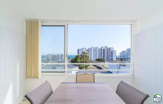 Apartment in perfect condition with one bedroom and sea views.