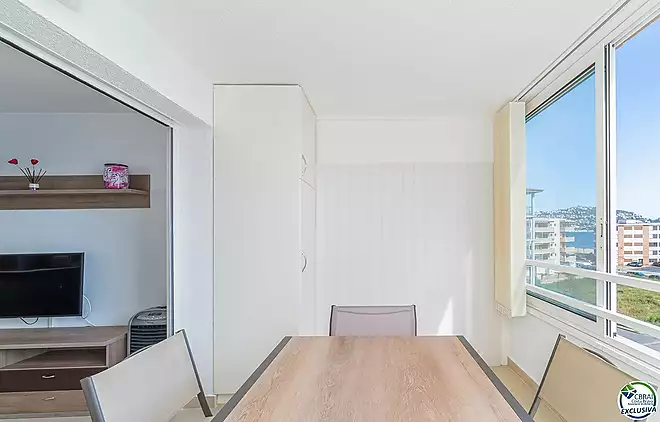 Apartment in perfect condition with one bedroom and sea views.
