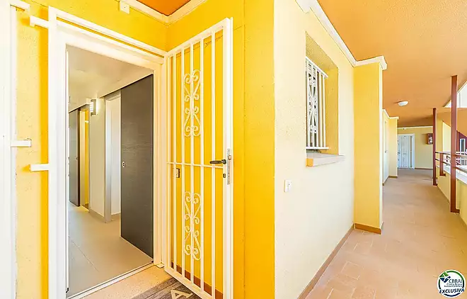 Apartment in perfect condition with one bedroom and sea views.