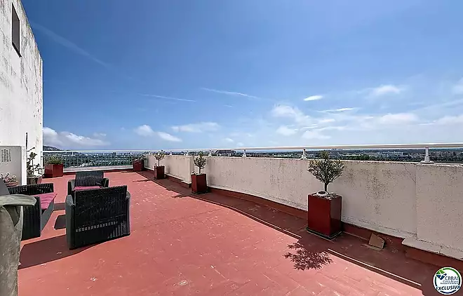 Large renovated studio with a 72 m&sup2; terrace, recent veranda, and panoramic views of the Bay of Roses