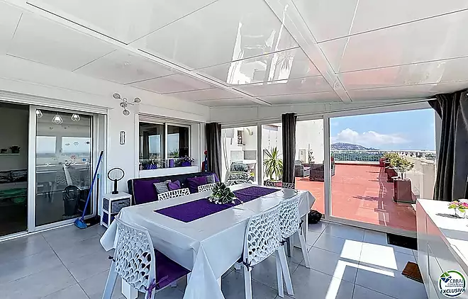 Large renovated studio with a 72 m&sup2; terrace, recent veranda, and panoramic views of the Bay of Roses