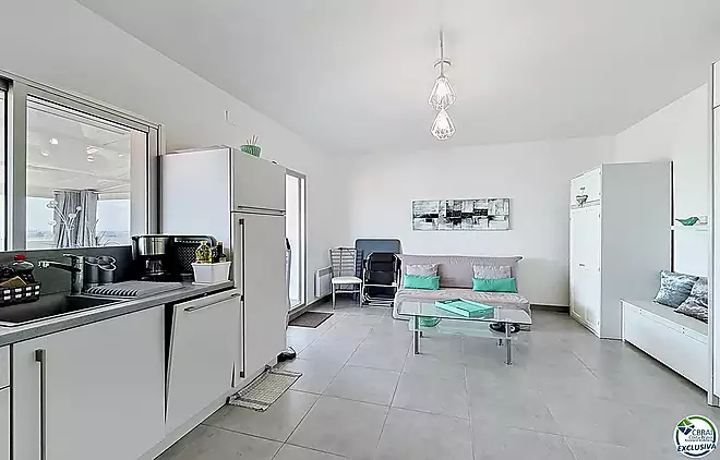 Large renovated studio with a 72 m&sup2; terrace, recent veranda, and panoramic views of the Bay of Roses