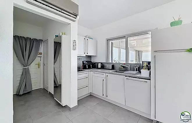 Large renovated studio with a 72 m&sup2; terrace, recent veranda, and panoramic views of the Bay of Roses