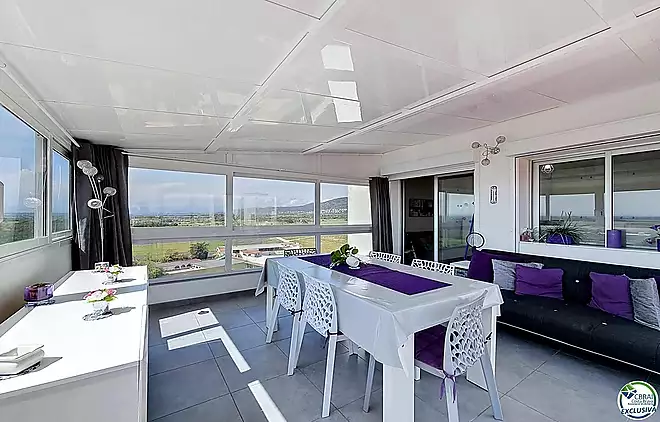Large renovated studio with a 72 m&sup2; terrace, recent veranda, and panoramic views of the Bay of Roses