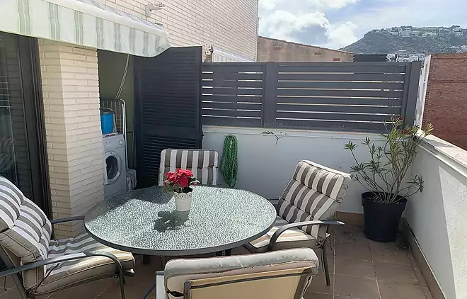 Beautiful top-floor apartment in the center of Rosas