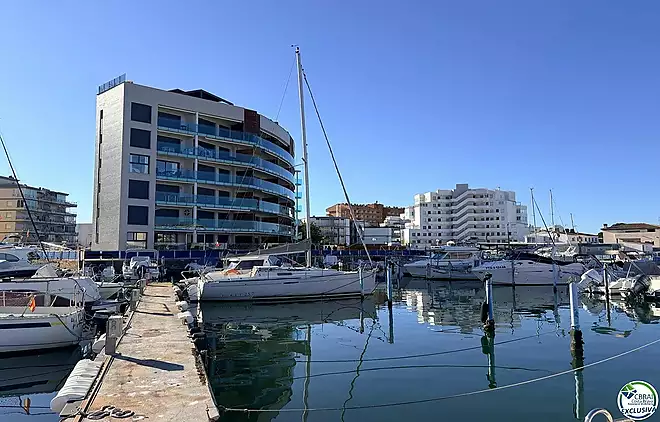 Amarrador de 3 x 8 metres, per a embarcacions de vela i de motor.