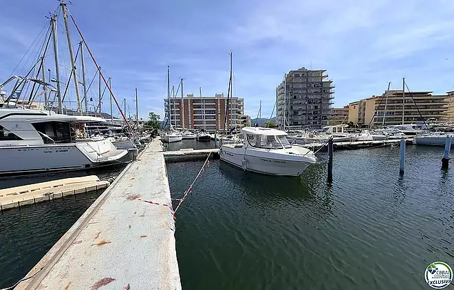 Amarrador de 3 x 8 metres, per a embarcacions de vela i de motor.