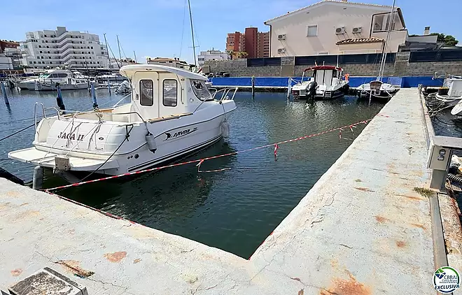 Amarrador de 3 x 8 metres, per a embarcacions de vela i de motor.