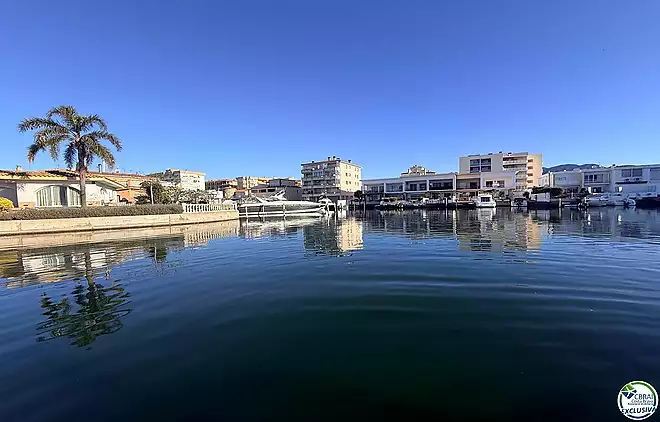 Amarrador de 3 x 8 metres, per a embarcacions de vela i de motor.