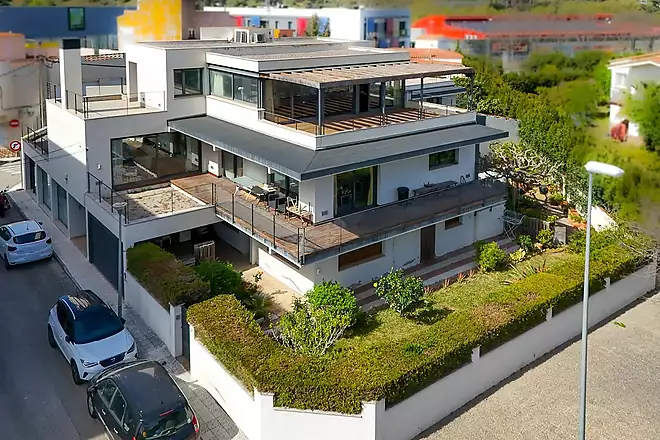 Exclusive detached house with lift, garden and multiple independent spaces in Llan&ccedil;&agrave;