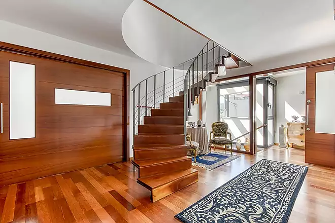 Exclusive detached house with lift, garden and multiple independent spaces in Llan&ccedil;&agrave;