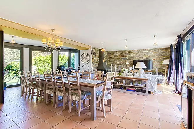 Exclusive detached house with lift, garden and multiple independent spaces in Llan&ccedil;&agrave;