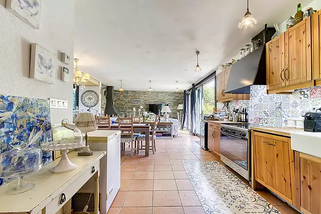 Exclusive detached house with lift, garden and multiple independent spaces in Llan&ccedil;&agrave;