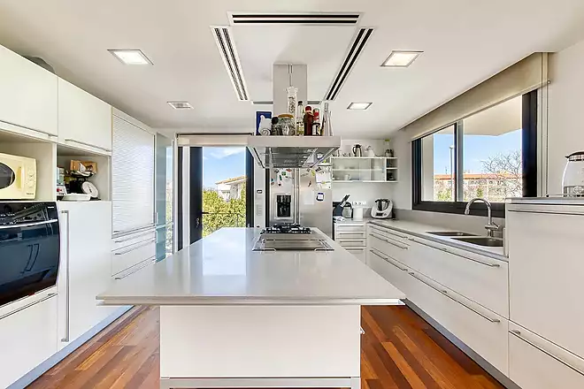 Exclusive detached house with lift, garden and multiple independent spaces in Llan&ccedil;&agrave;