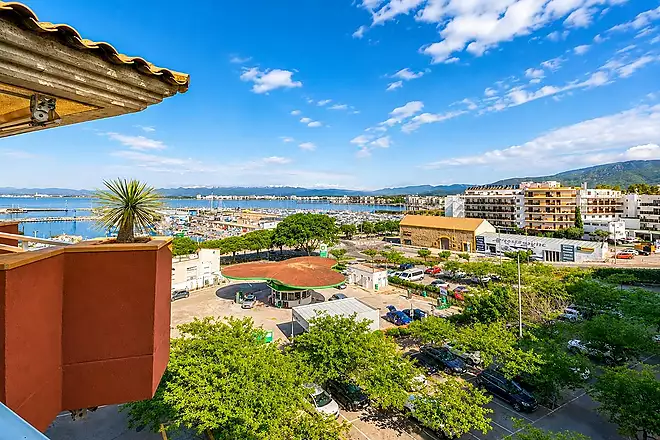 Top-floor apartment with sea views and terrace 200 m from the beach in Roses