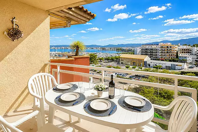 Top-floor apartment with sea views and terrace 200 m from the beach in Roses