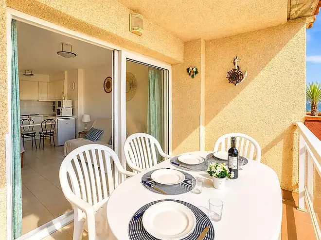 Top-floor apartment with sea views and terrace 200 m from the beach in Roses