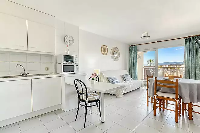 Top-floor apartment with sea views and terrace 200 m from the beach in Roses