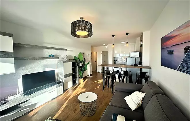 REFURBISHED APARTMENT WITH SEA VIEW & TOURIST LICENSE