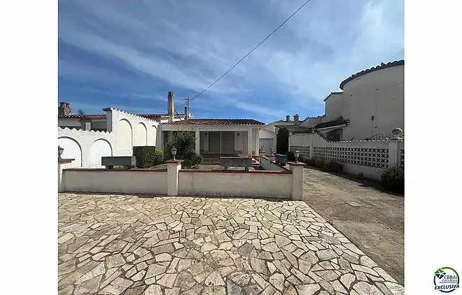 Ground-floor house to renovate in Peni, with garage, pool potential, and south-west orientation.