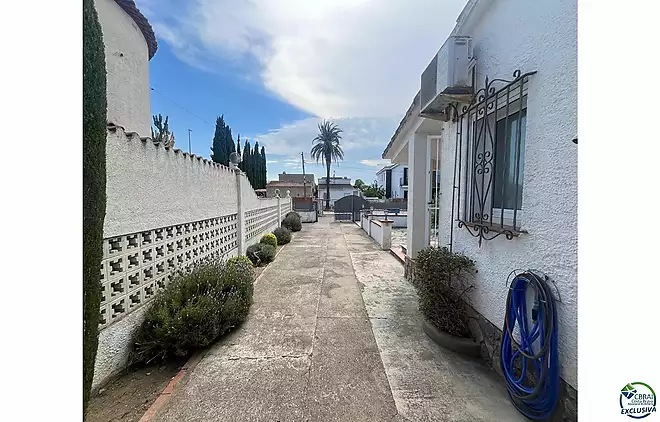 Ground-floor house to renovate in Peni, with garage, pool potential, and south-west orientation.