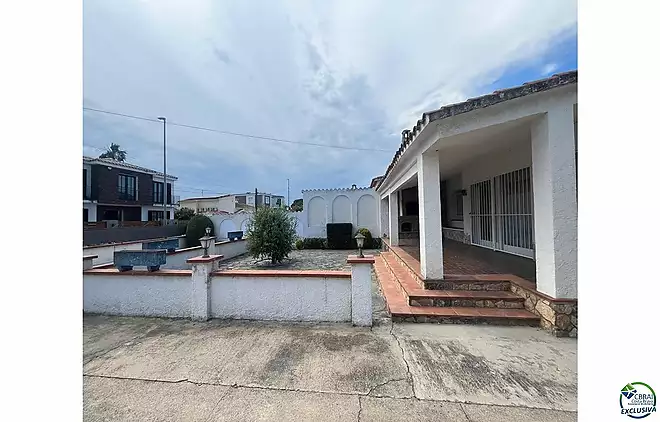 Ground-floor house to renovate in Peni, with garage, pool potential, and south-west orientation.