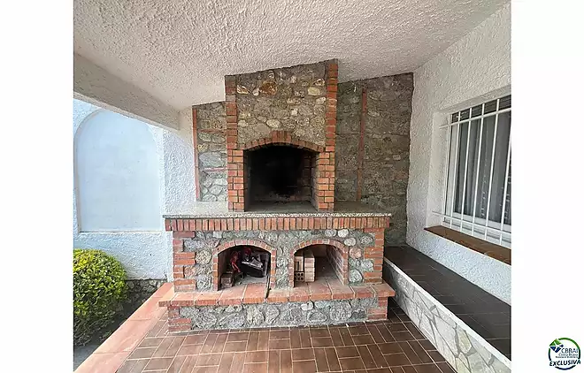 Ground-floor house to renovate in Peni, with garage, pool potential, and south-west orientation.