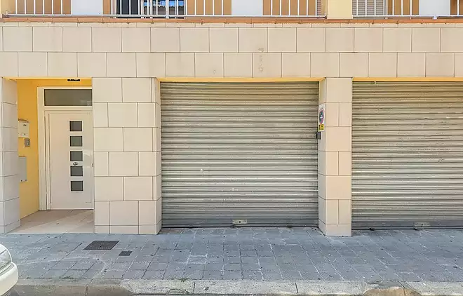 Enclosed garage in the heart of Roses