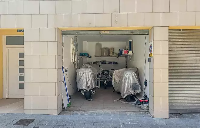Enclosed garage in the heart of Roses