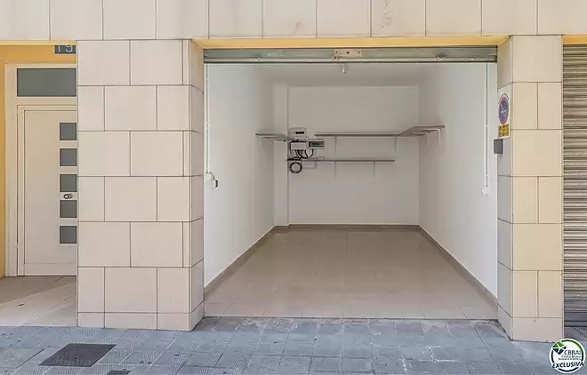 Enclosed garage in the heart of Roses