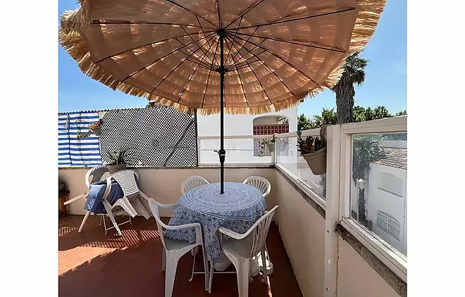 A tastefully decorated 85 m&sup2; holiday flat with a large balcony in the heart of Empuriabrava.