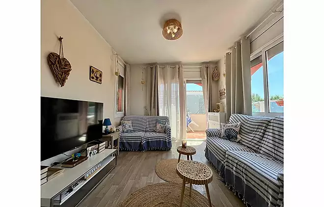 A tastefully decorated 85 m&sup2; holiday flat with a large balcony in the heart of Empuriabrava.