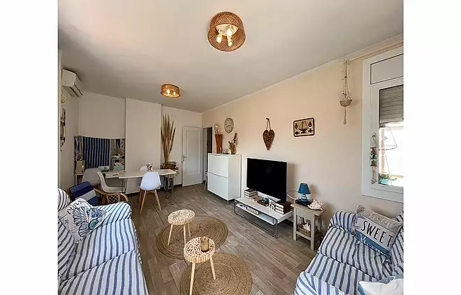 A tastefully decorated 85 m&sup2; holiday flat with a large balcony in the heart of Empuriabrava.