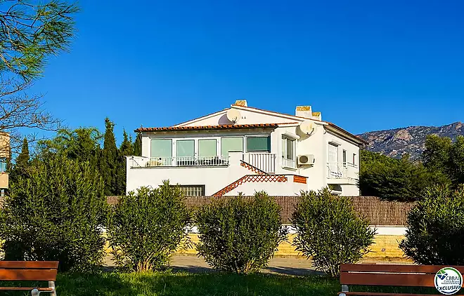Very well-maintained house and very well located in La Garriga, Roses.