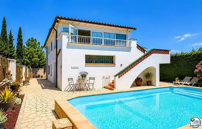 Very well-maintained house and very well located in La Garriga, Roses.