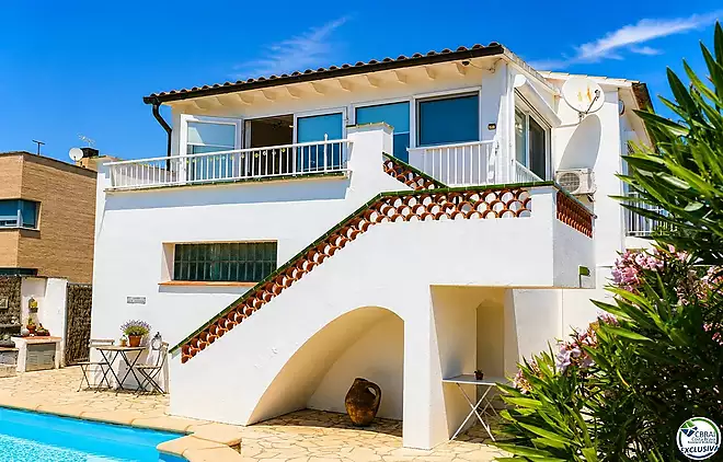Very well-maintained house and very well located in La Garriga, Roses.