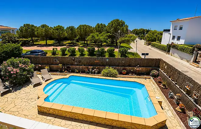 Very well-maintained house and very well located in La Garriga, Roses.