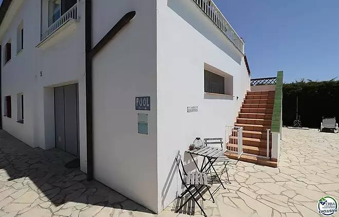Very well-maintained house and very well located in La Garriga, Roses.