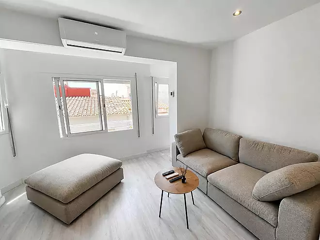 ROSES CENTRE Cozy, fully renovated two-bedroom apartment