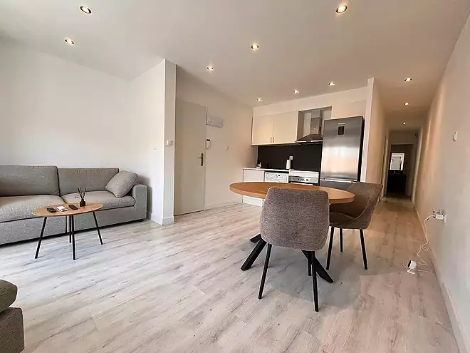 ROSES CENTRE Cozy, fully renovated two-bedroom apartment