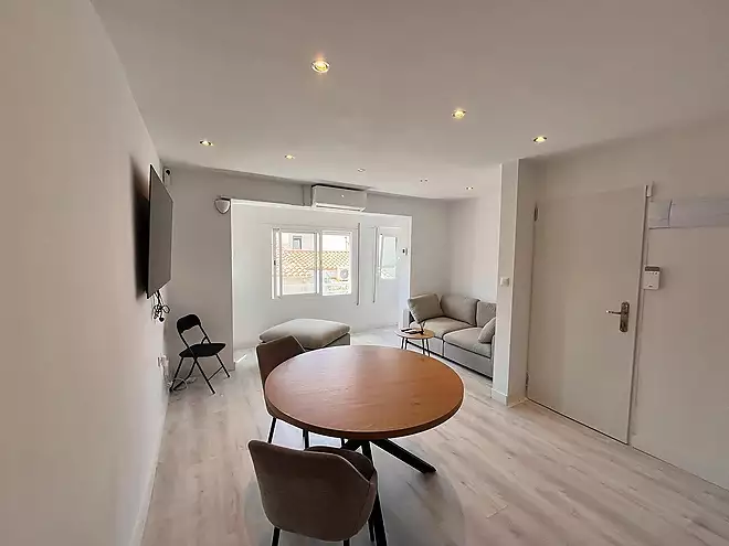 ROSES CENTRE Cozy, fully renovated two-bedroom apartment