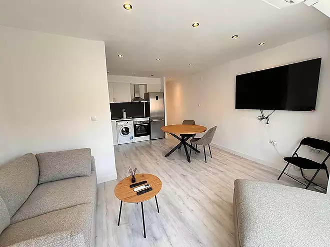 ROSES CENTRE Cozy, fully renovated two-bedroom apartment