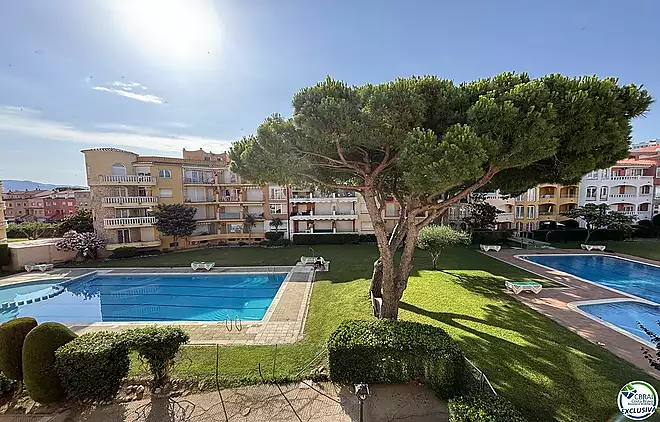 Apartment with terrace and swimming pool in Empuriabrava
