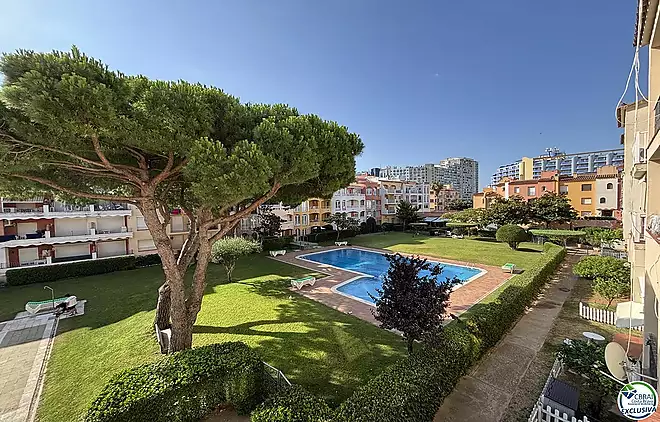 Apartment with terrace and swimming pool in Empuriabrava