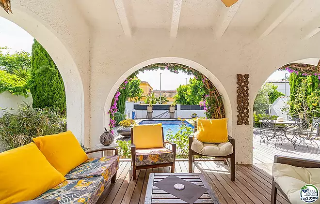 Stunning renovated house with pool in Empuriabrava