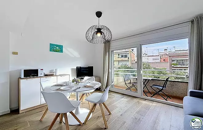 Apartament renovat amb llic&egrave;ncia tur&iacute;stica al centre de Roses, a 150m de la platja
