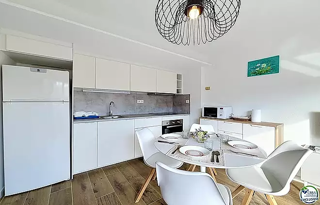 Apartament renovat amb llic&egrave;ncia tur&iacute;stica al centre de Roses, a 150m de la platja