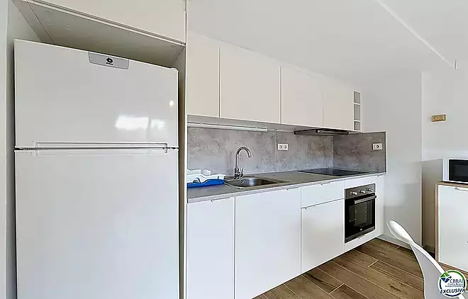 Apartament renovat amb llic&egrave;ncia tur&iacute;stica al centre de Roses, a 150m de la platja