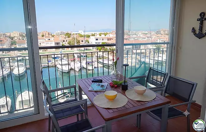 Apartment with spectacular canal views, just 3 minutes from Empuriabrava beach.