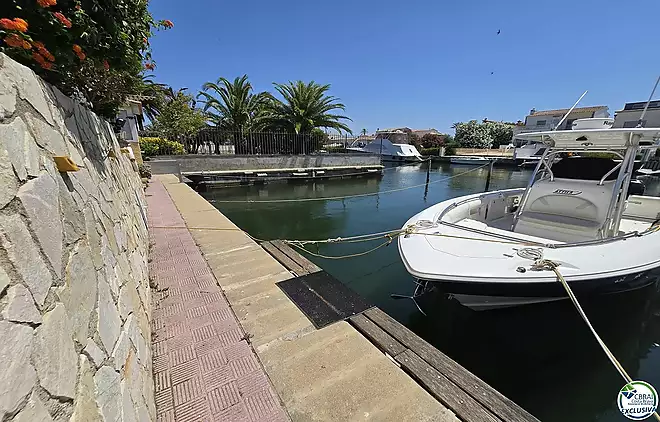 14x3.70 m Private Mooring Before the Bridges with Apartment & Parking